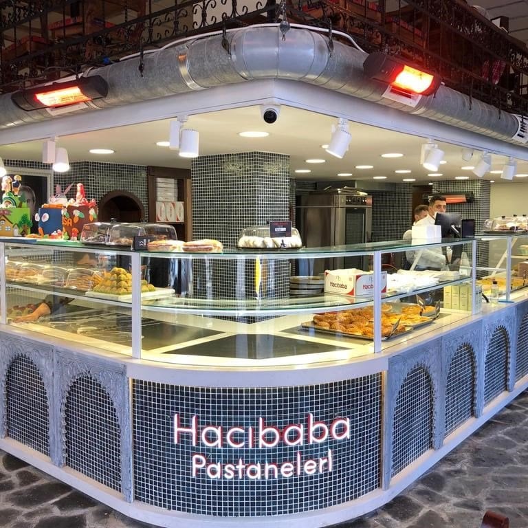 Hacı baba pastahanesinde hottable açık alan ısıtıcılarının montajlı resmi